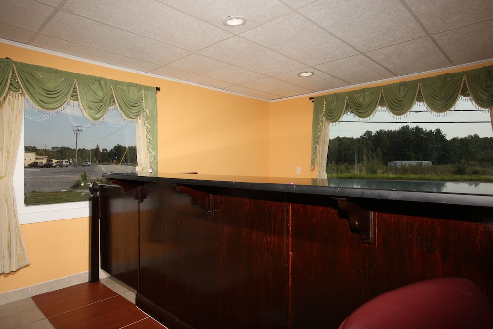Days Inn by Wyndham Queensbury/Lake George 8/38