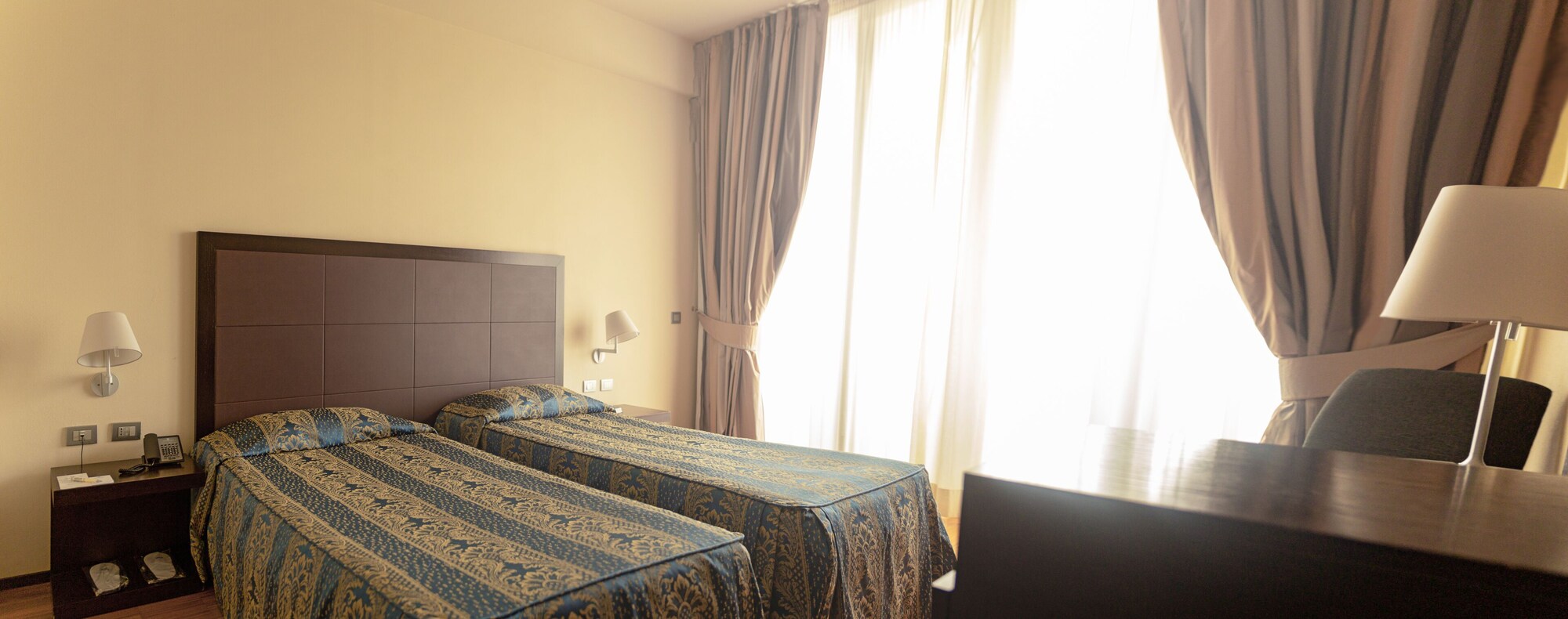 ROOM, TWIN BEDS