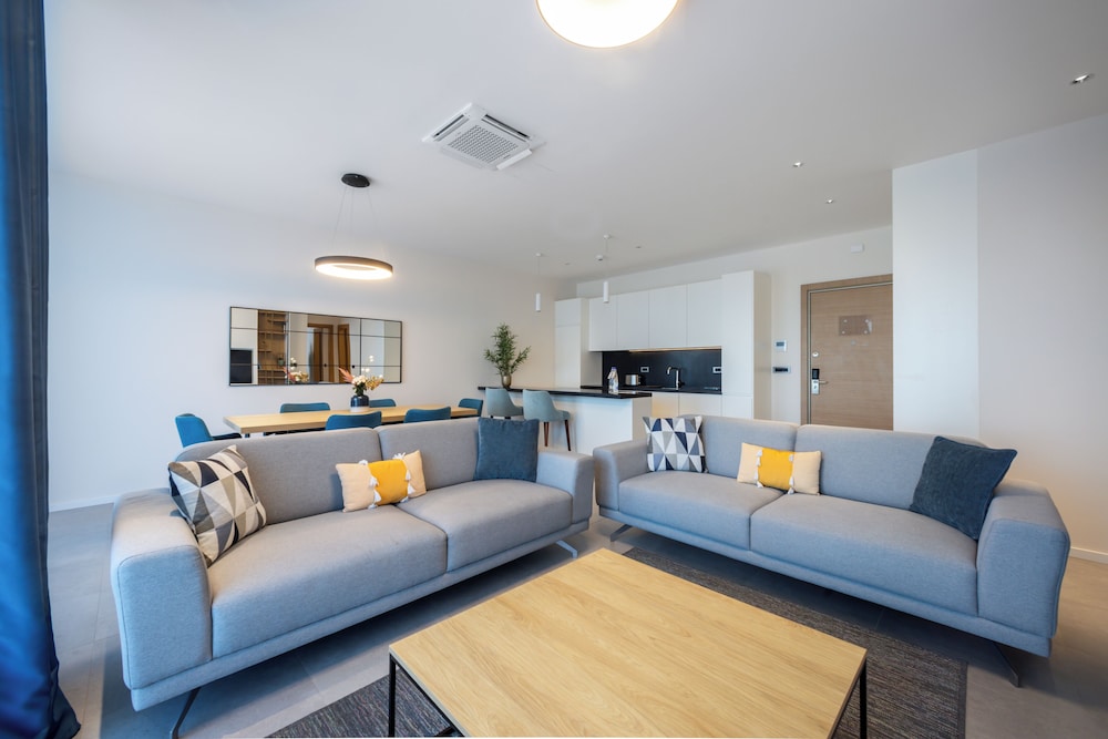 Royal Blue Resort & Residences 30/50