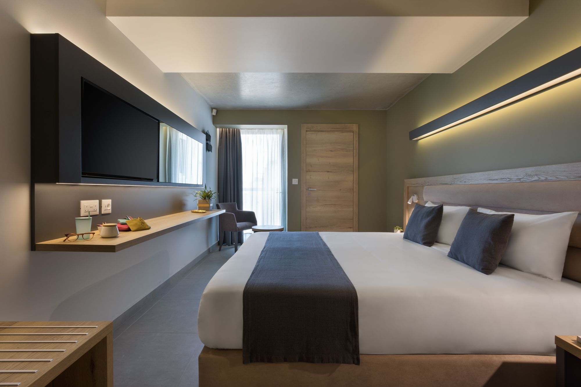 DELUXE, DOUBLE OR TWIN BED