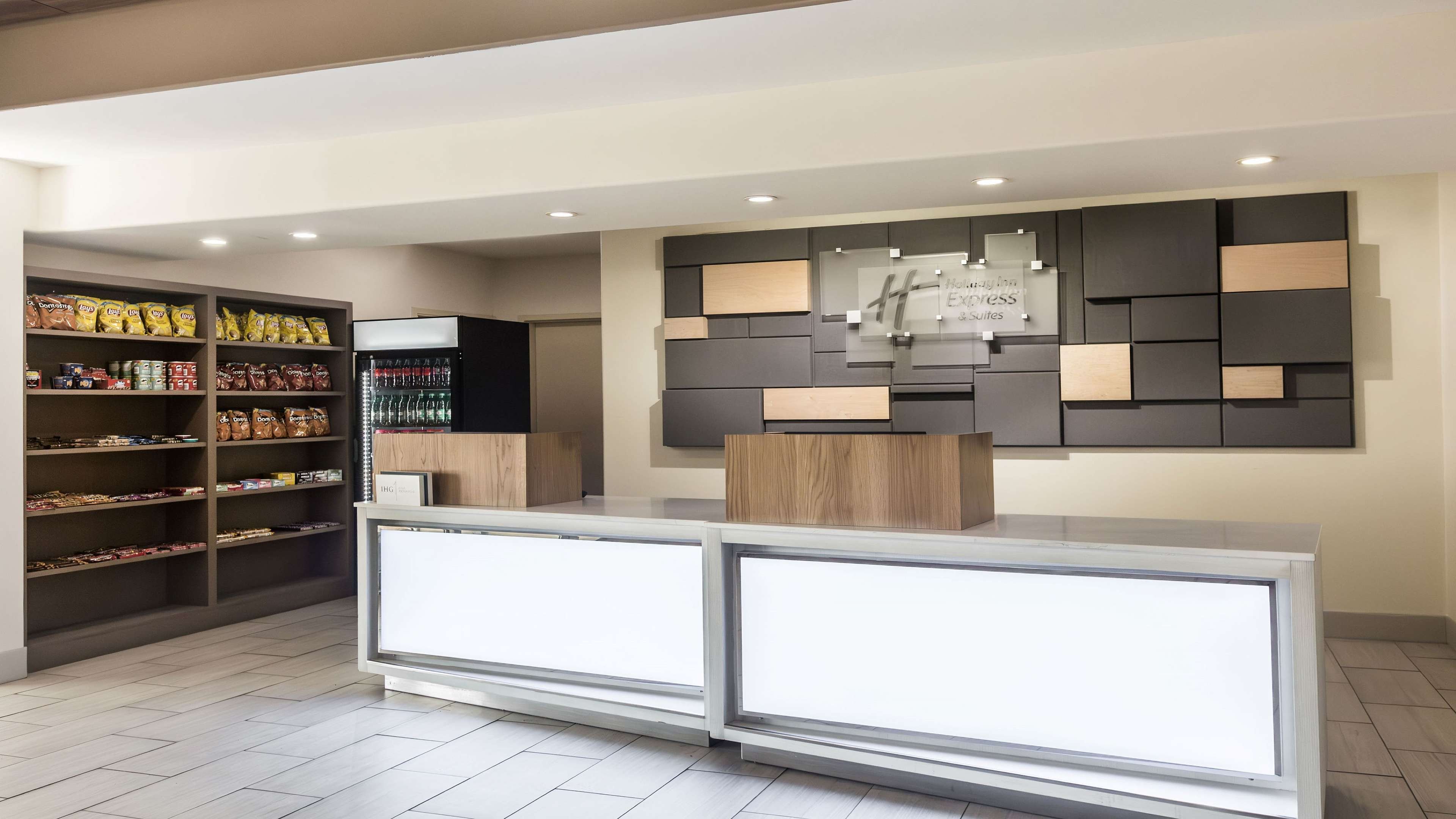Holiday Inn Express Suites South 9/73