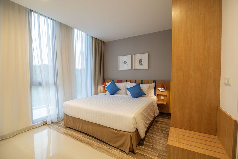 Classic, Suite, King Bed, West Wing