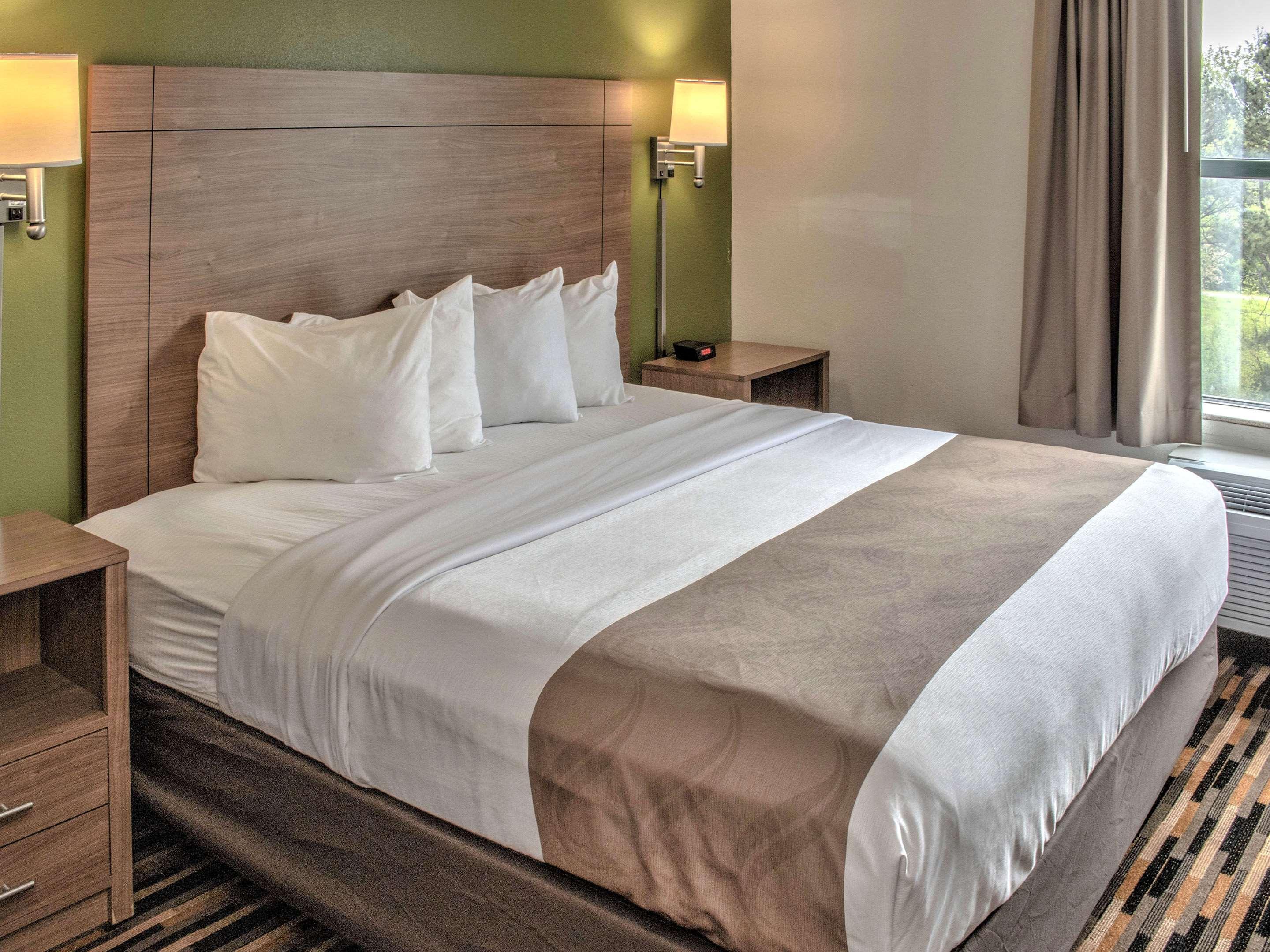 SUITE, KING BED