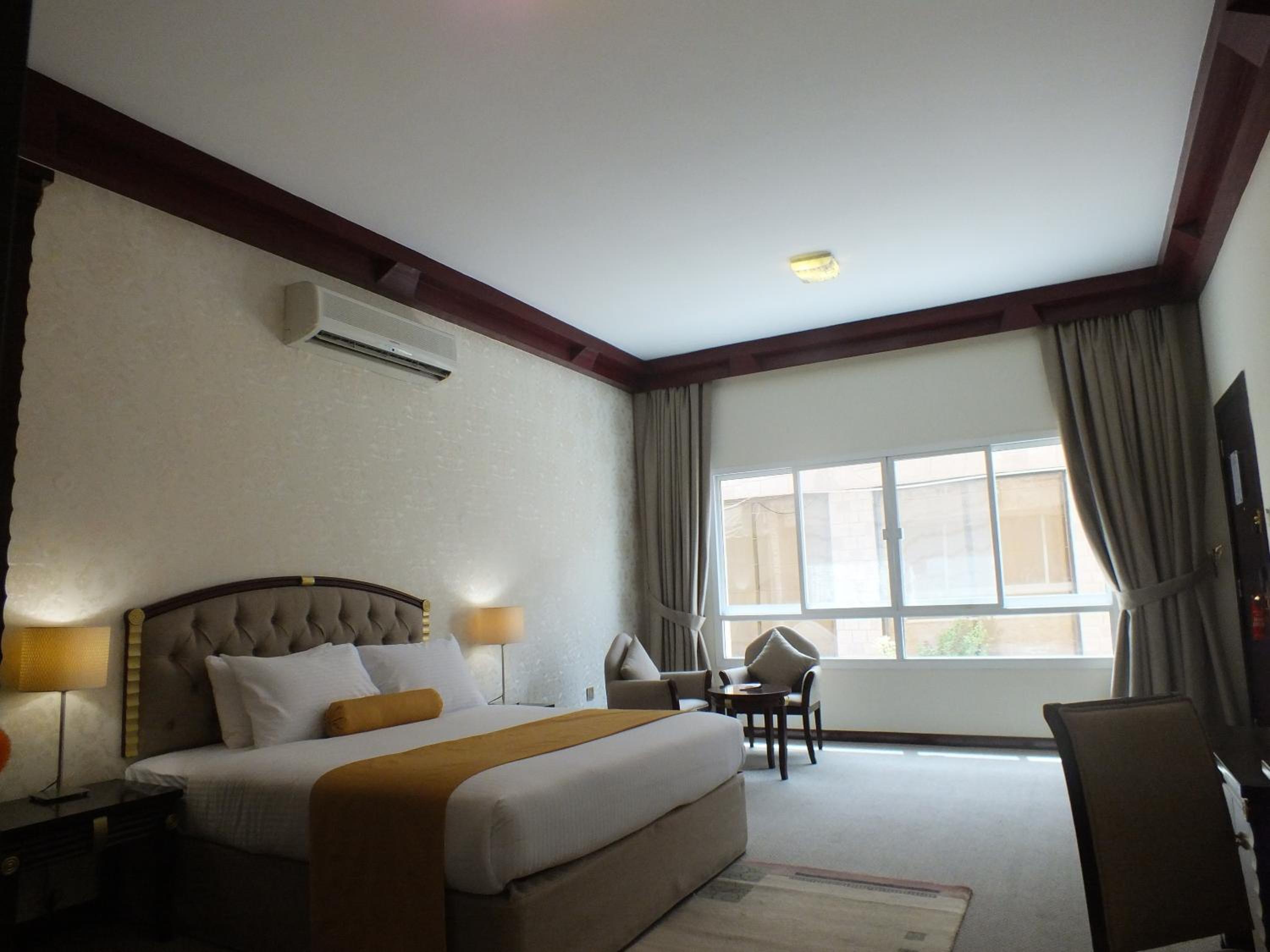 DELUXE ROOM