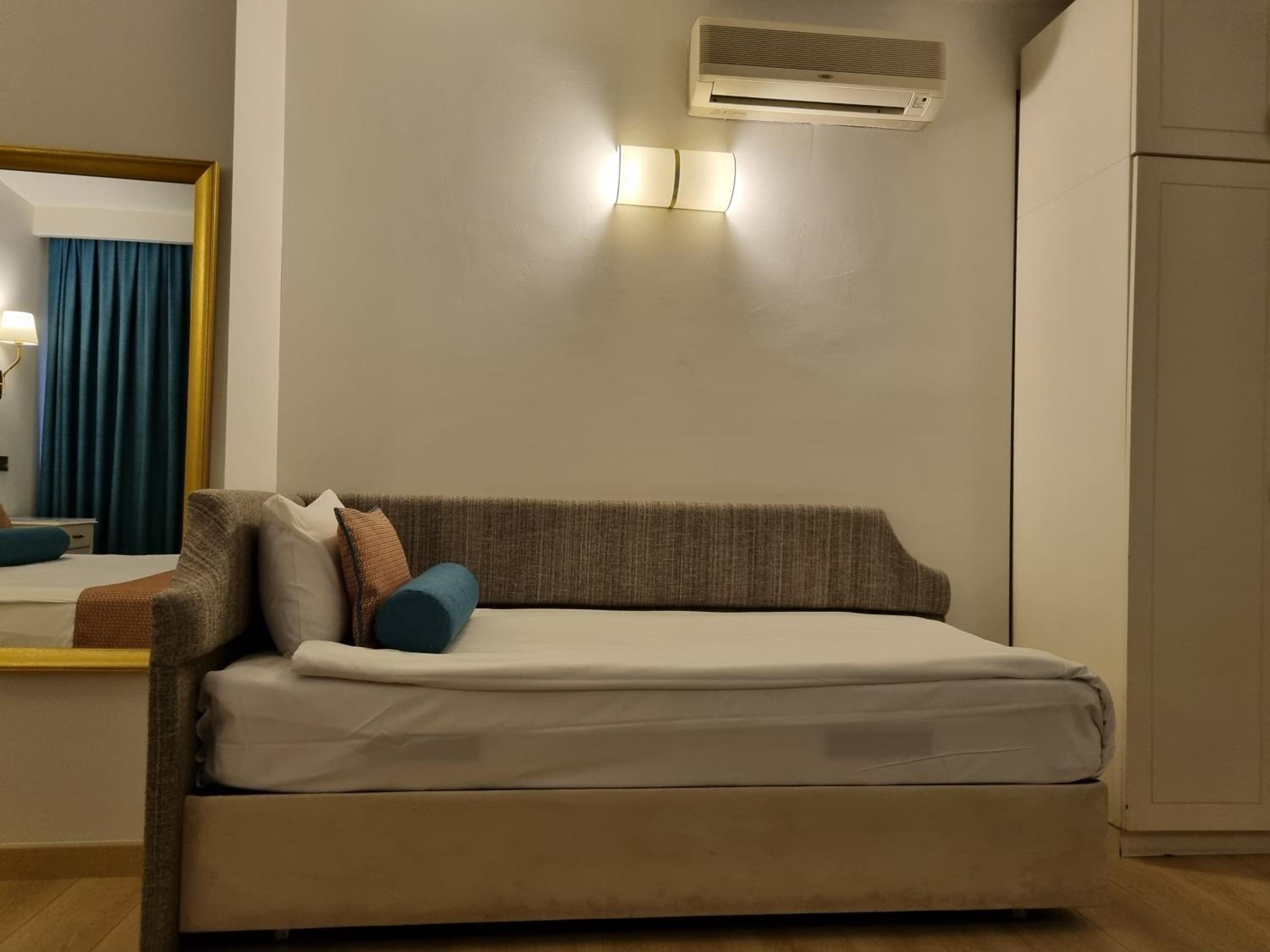 DELUXE FAMILY ROOM