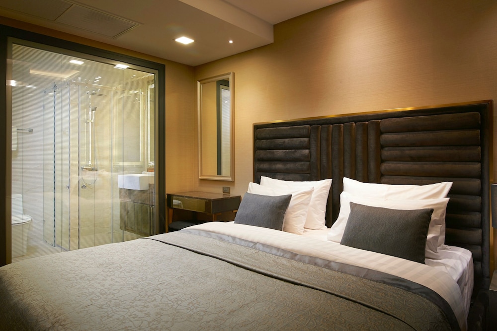 suite, city view
