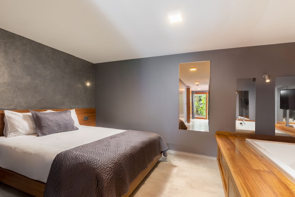 SUITE, KING BED, HOT TUB