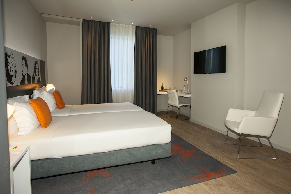 EXECUTIVE, TWIN BEDS