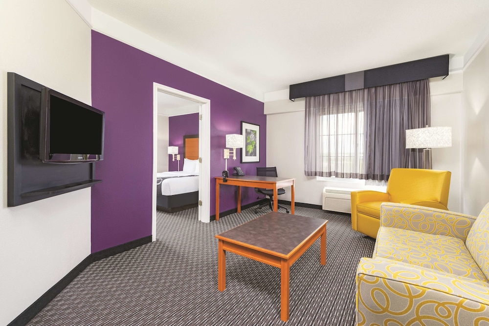La Quinta Inn Suites St Louis Westport 34/49