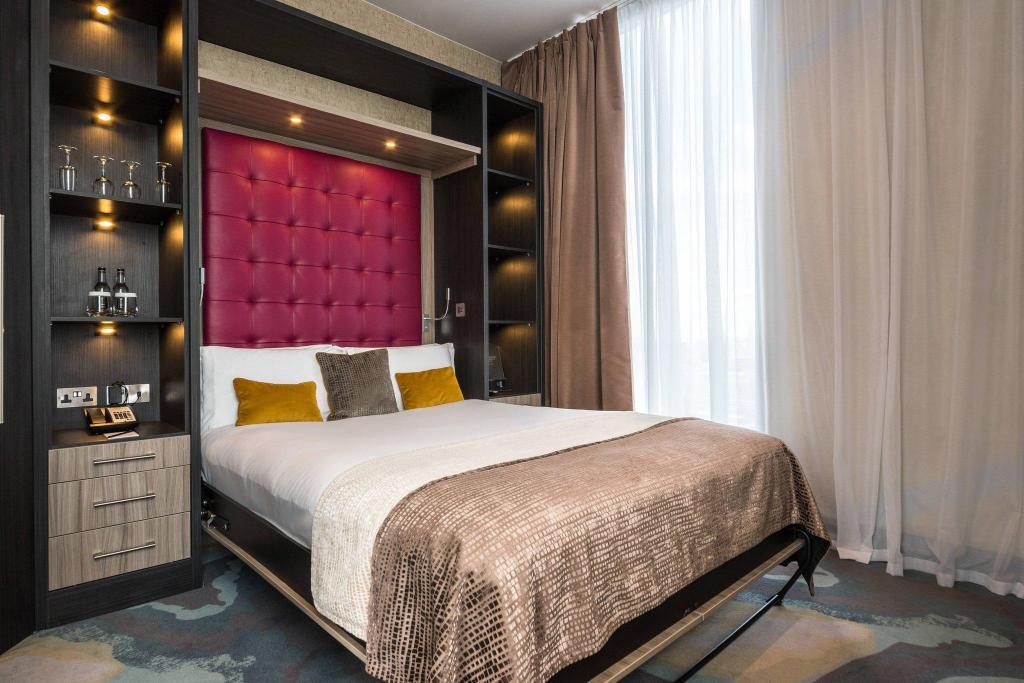 Sky High, Junior Suite, King or Queen Bed, Sofa