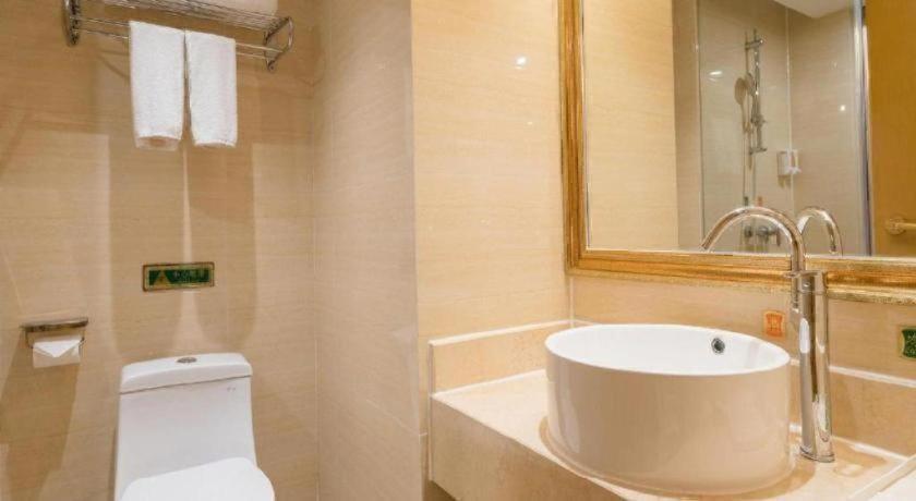 Vienna Hotel (Huizhoushi Lilin North Station) 53/58