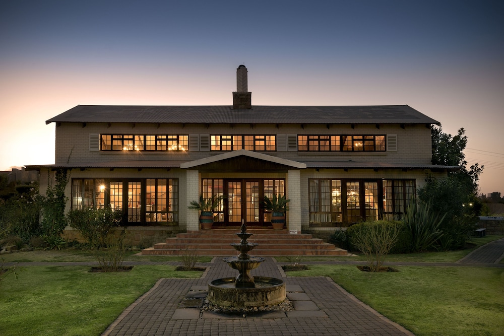 The Highlander Hotel 1/50