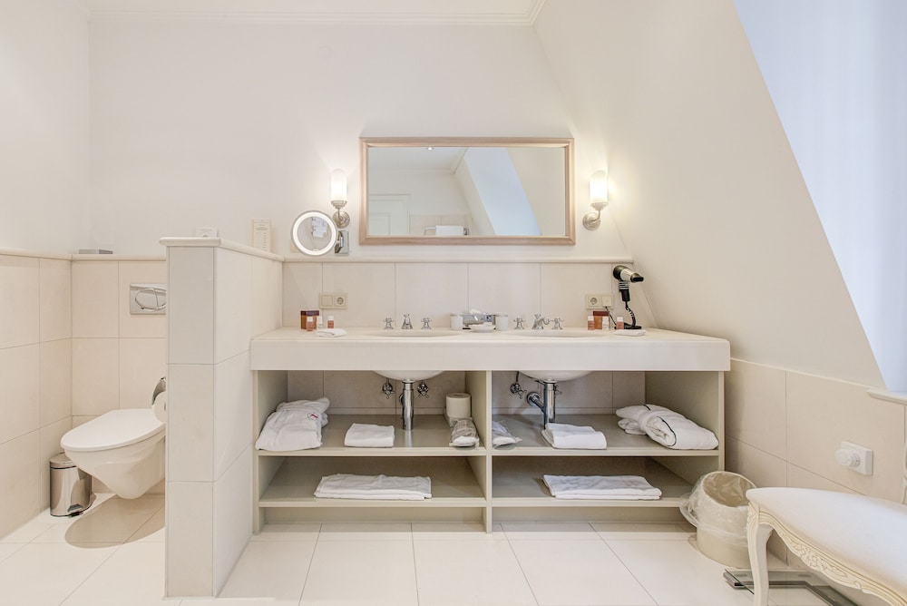 Tower, Junior Suite, Deluxe, Queen Bed