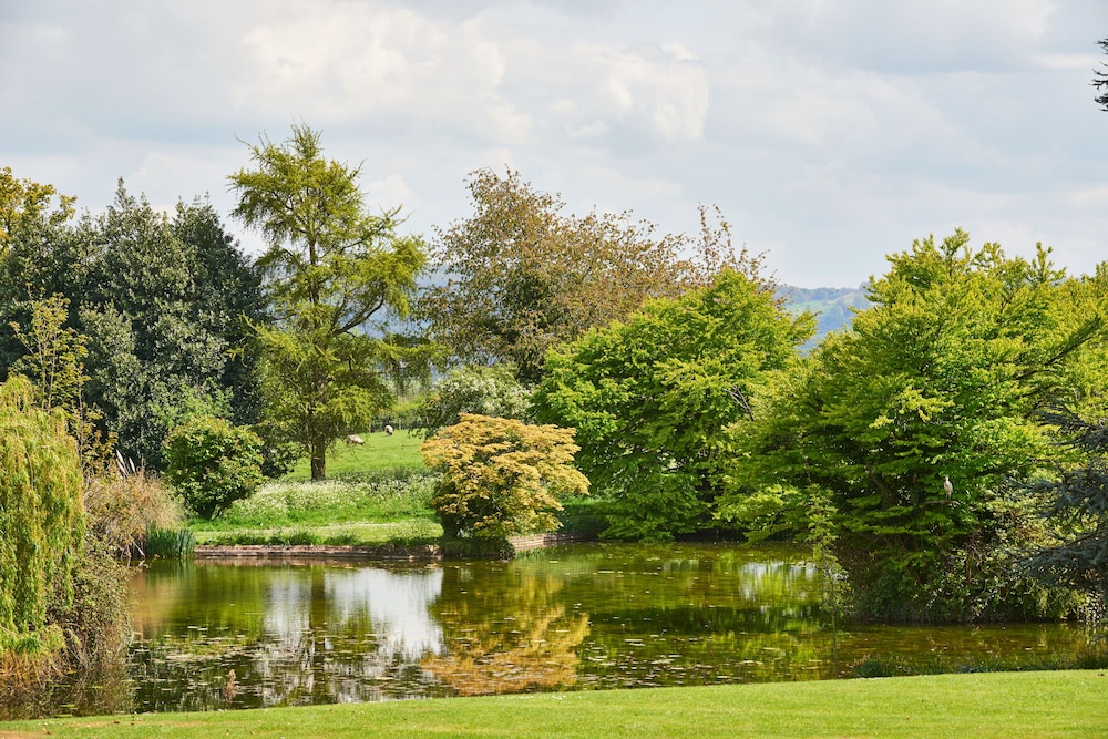 Dumbleton Hall Hotel 68/73