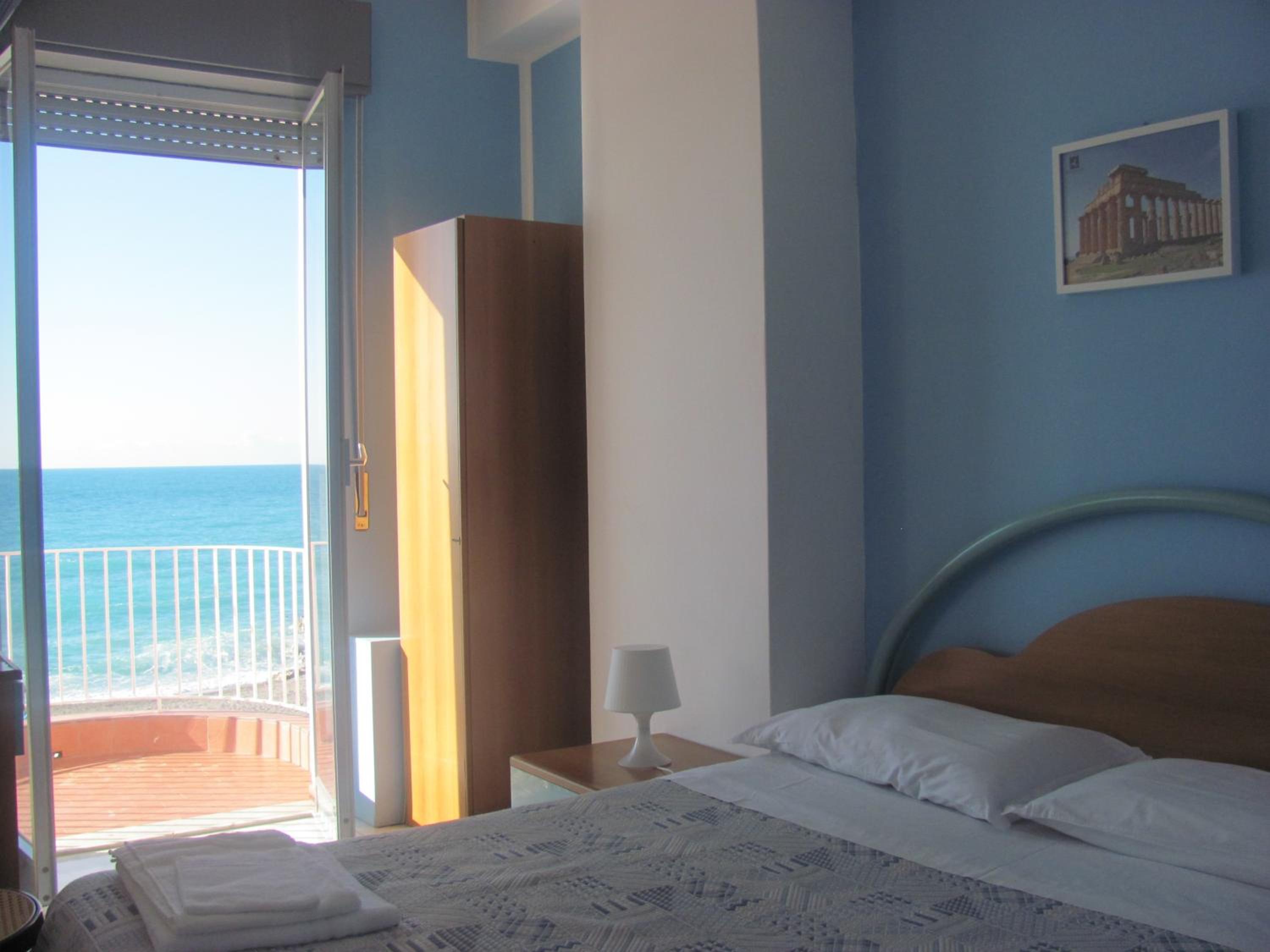 غرفة بسرير مزدوج بإطلالة على البحر بشرفة، Hotel La Scogliera 3/10