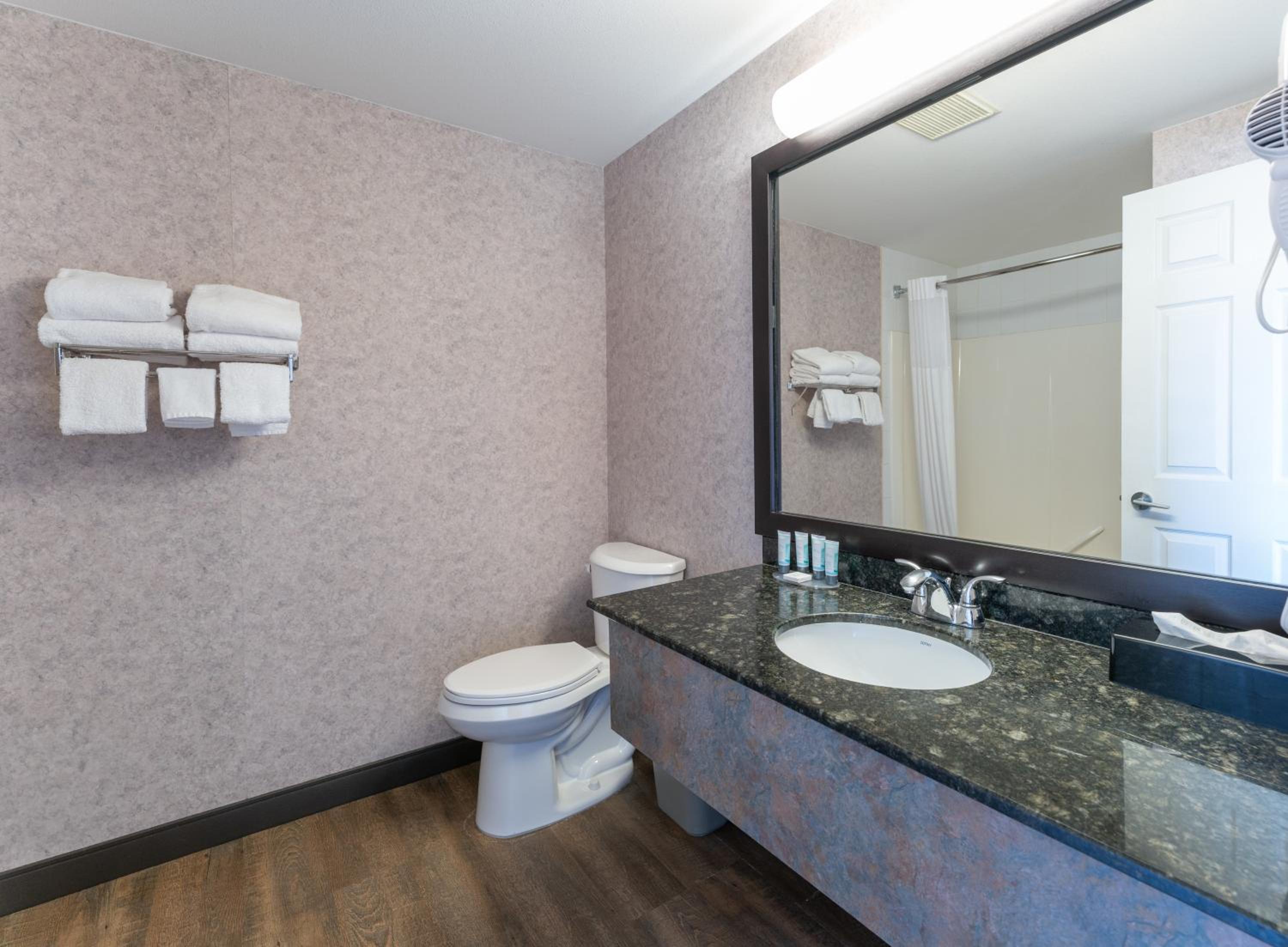 جناح ديلوكس بسرير كوين، Prestige Aberdeen Lodge Kamloops 7/8