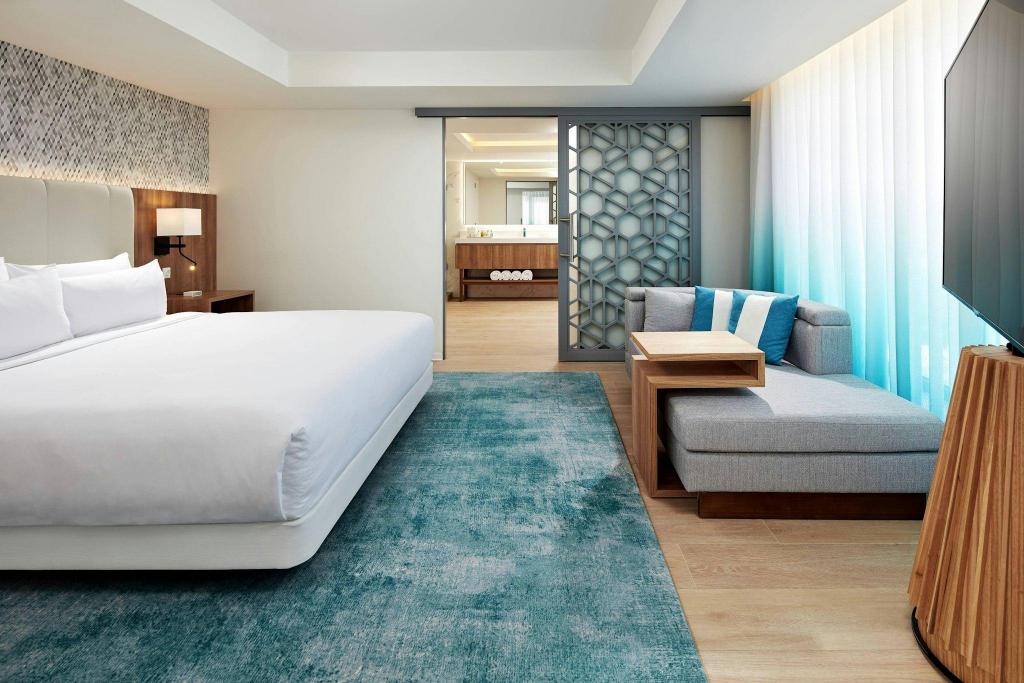 1 Bedroom, Suite, King Bed, Ocean Front, Balcony