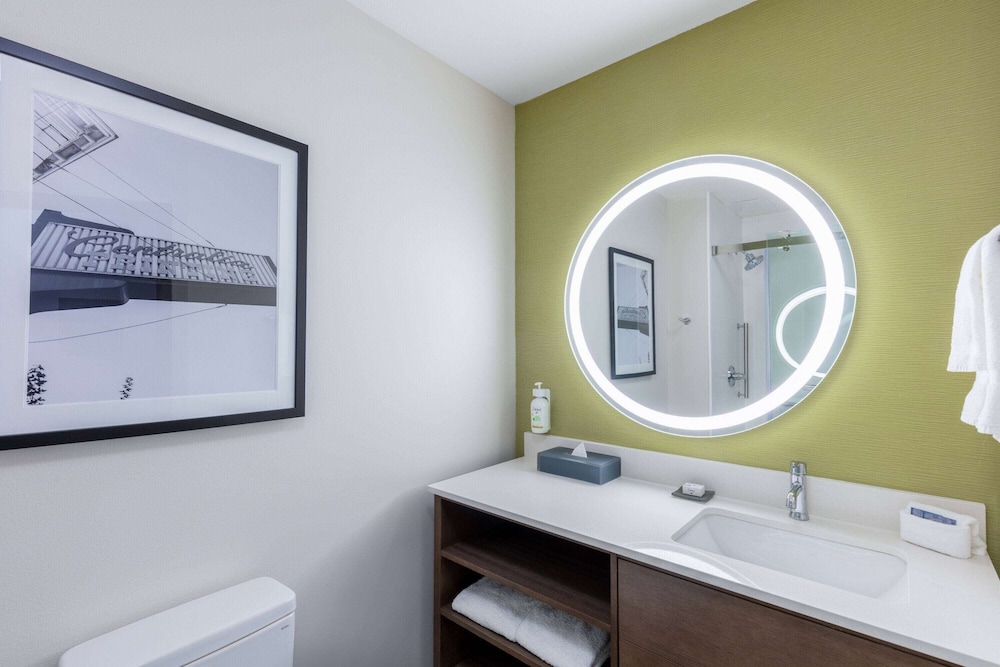 La Quinta Inn and Suites by Wyndham Centralia 50/50