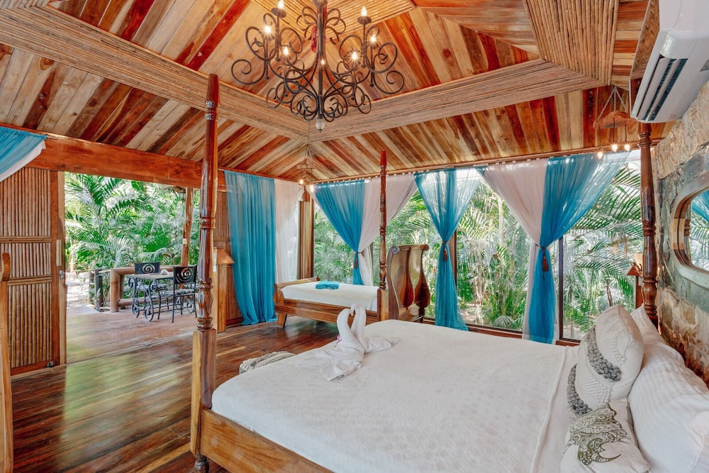 Ocho Artisan Bungalows 29/80