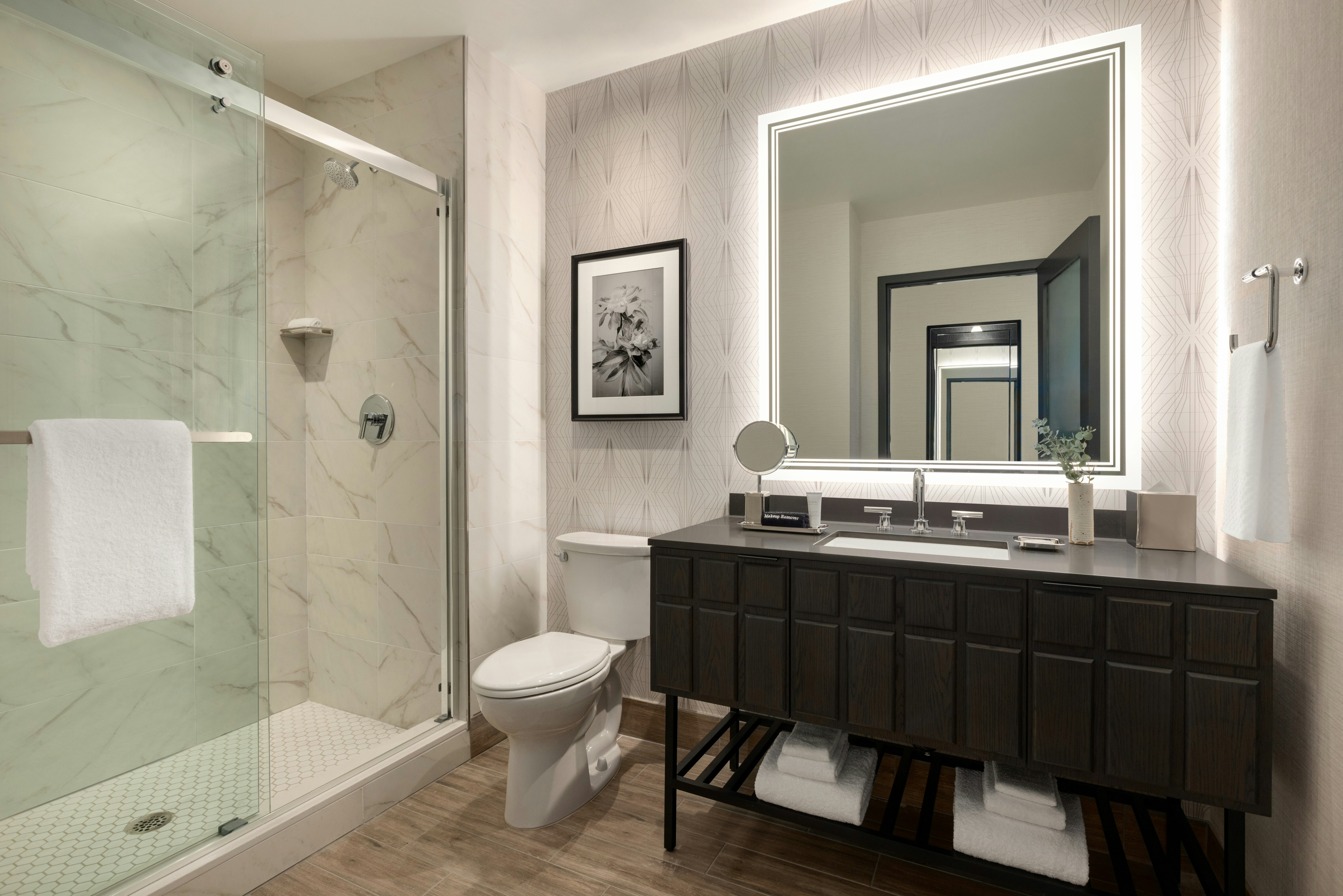 غرفة سوبيريور بسرير كينج لذوي الإعاقة، Valley Hotel Homewood Birmingham, Curio Collection by Hilton 2/2