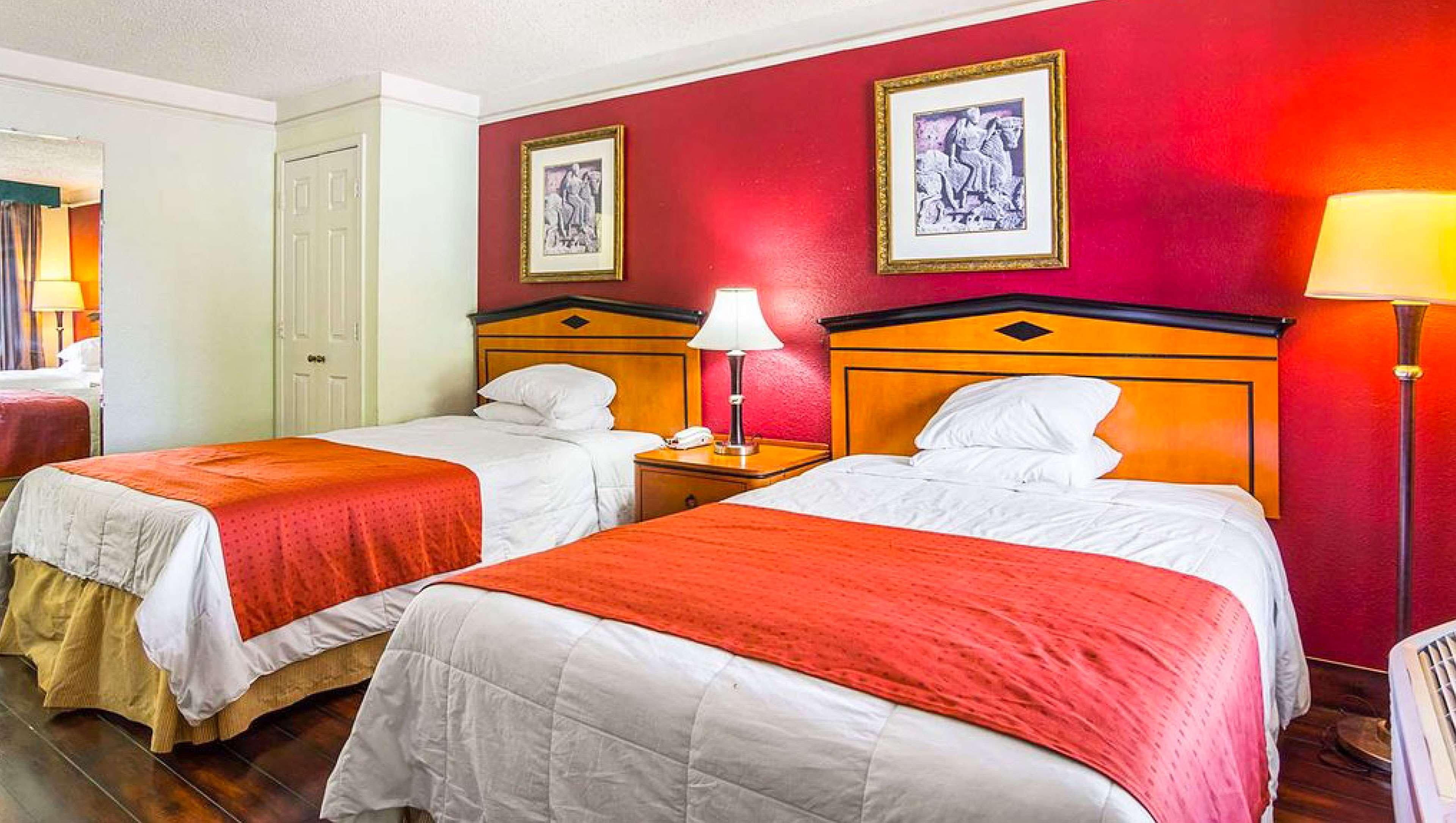 DELUXE, 2 DOUBLE BEDS, SMOKING