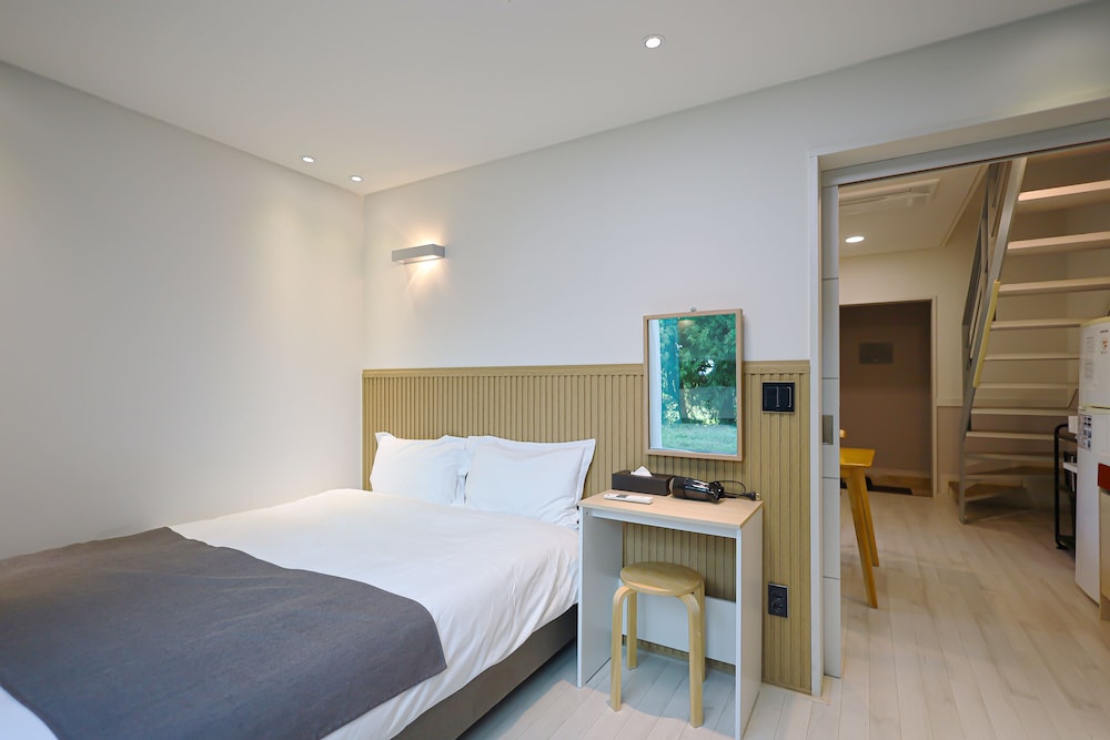 Duplex, Family Suite, 3 Queen Beds, Outdoor Pool