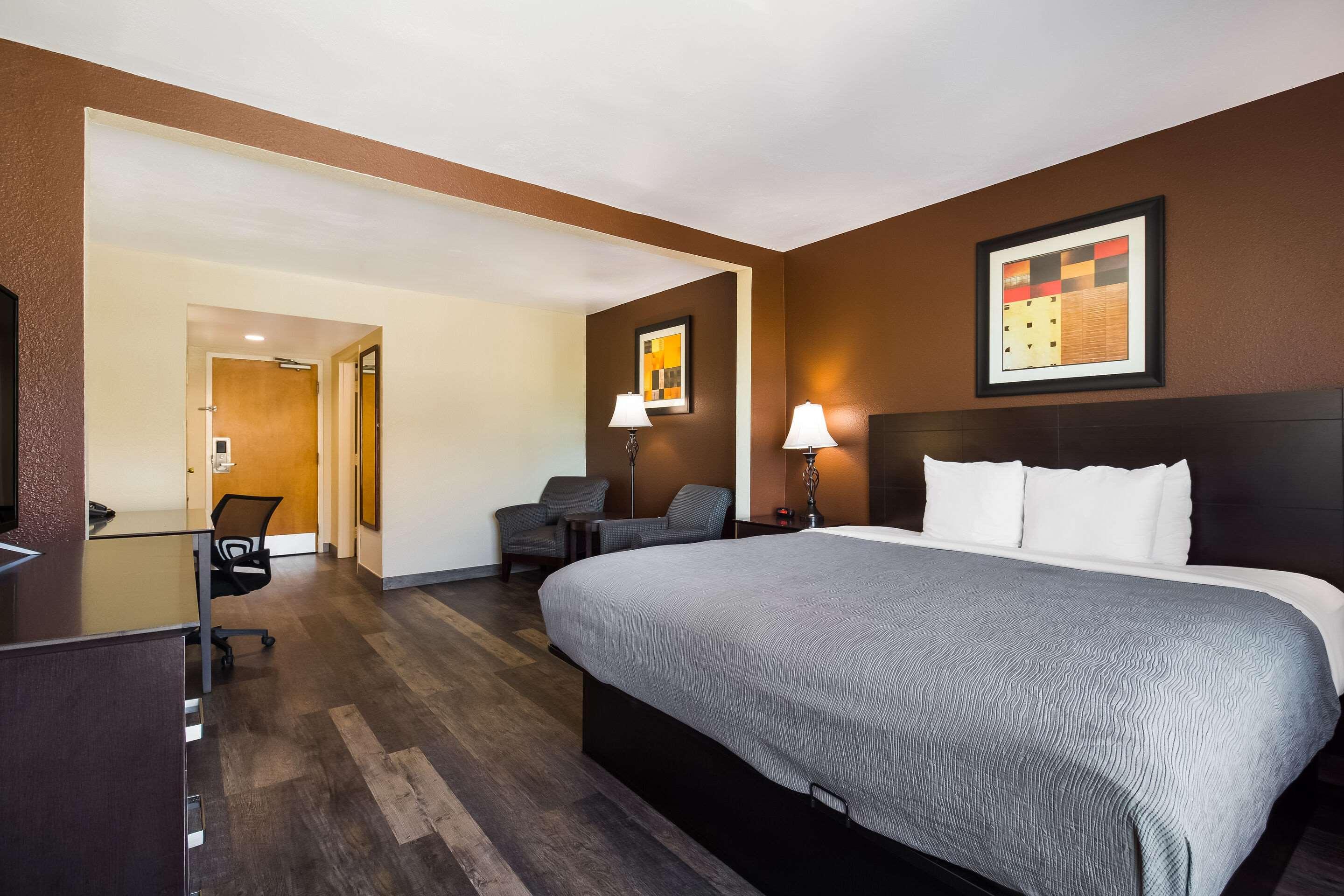 ROOM, KING BED