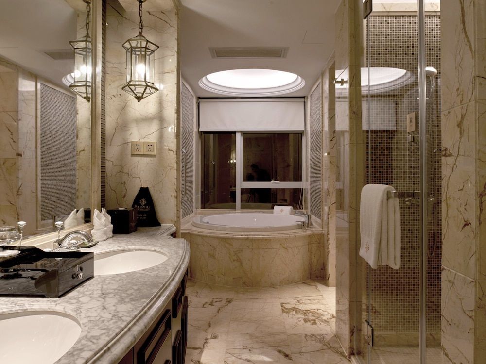Yinxin Century Hotel 22/25