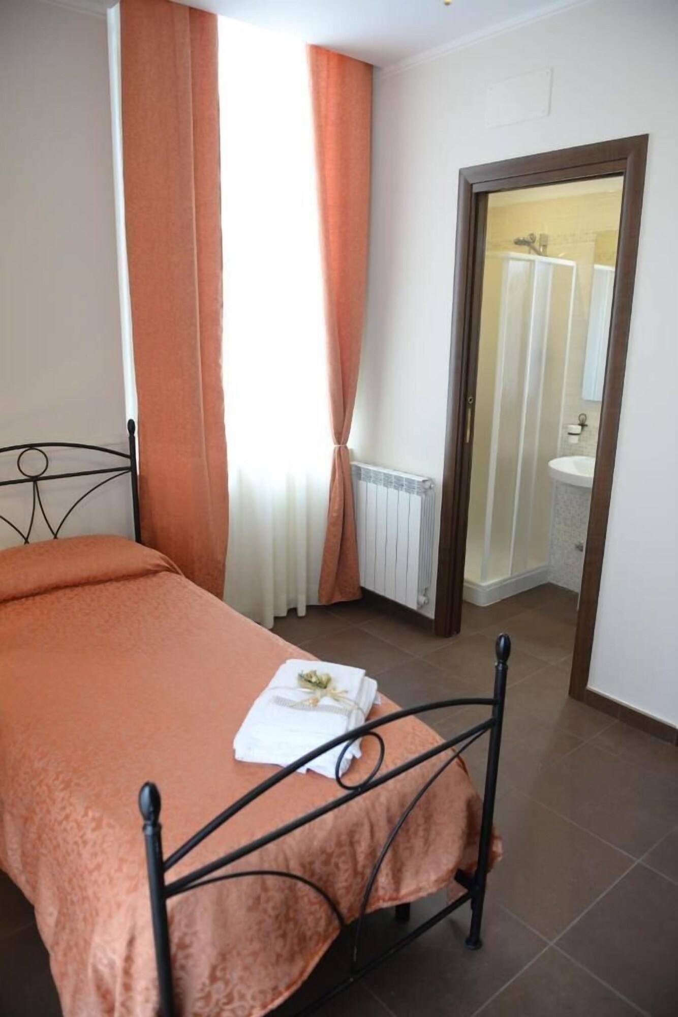 ROOM, DOUBLE OR TWIN BED, PRIVATE BATHROOM