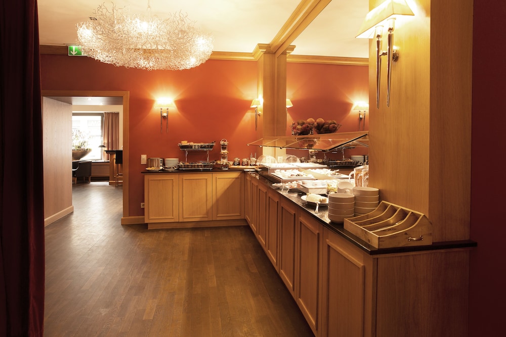 Townhouse Hotel 3/37