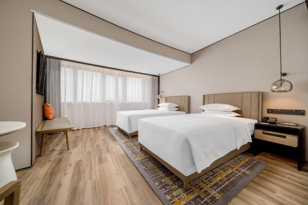 غرفة تنفيذية بسريرين منفصلين بإطلالة على المدينة مع دخول صالة النادي، Sheraton Chengdu Lido 2/3