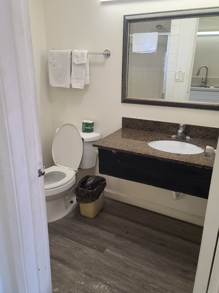 Relax Inn and Suites 27/30