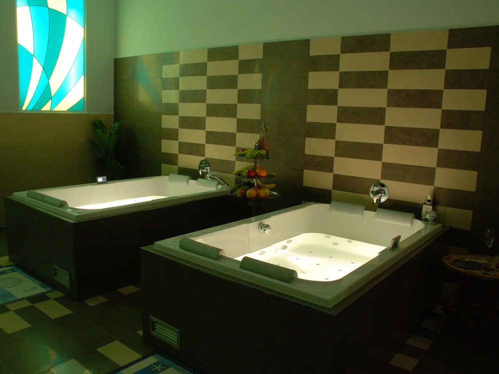 EA Hotel Downtown 37/40