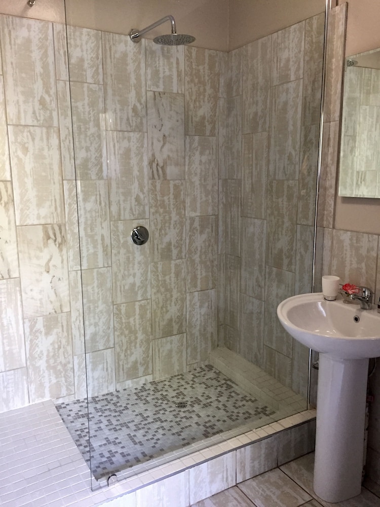 Cathkin Cottage B&B 40/42