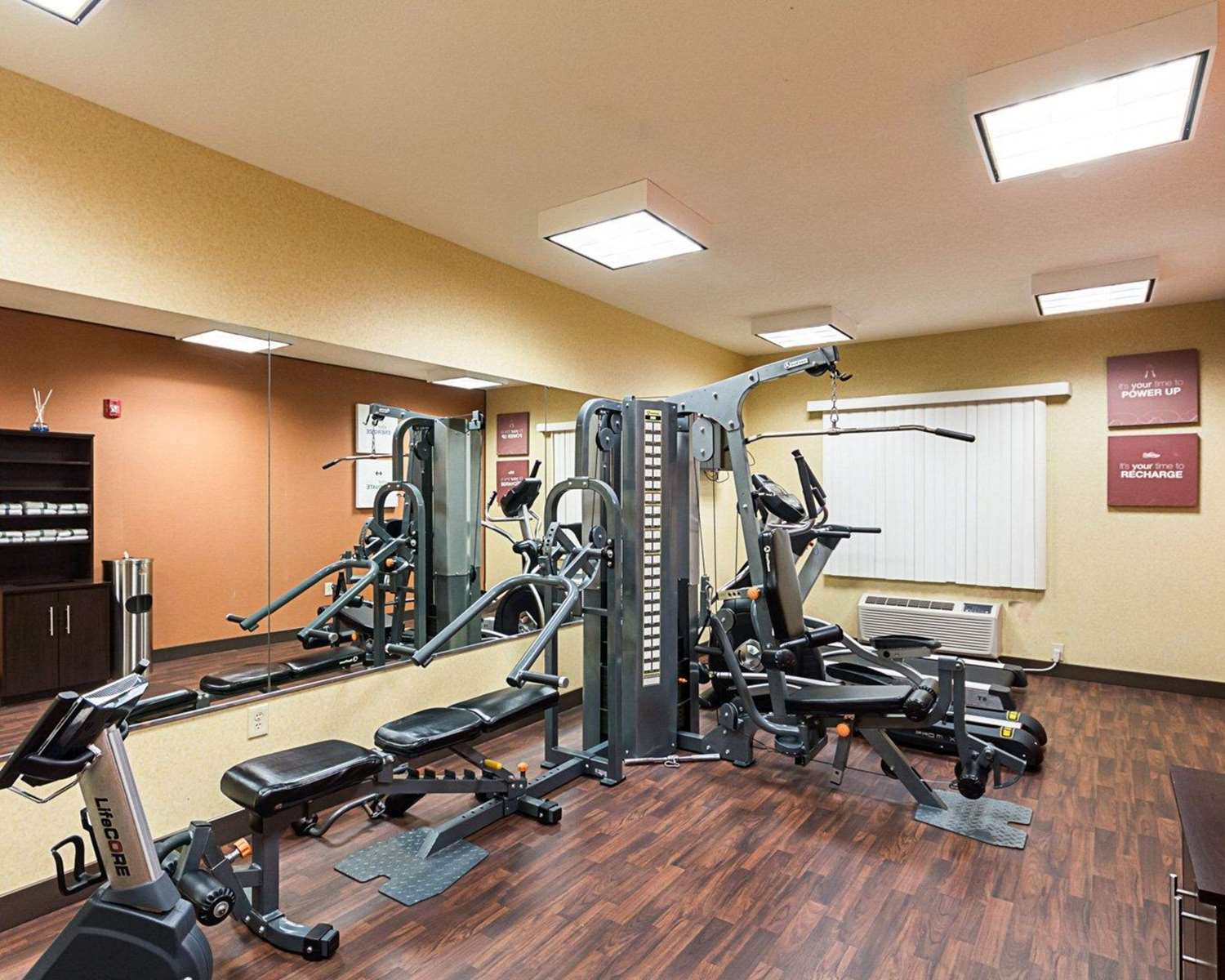 Comfort Suites Airport Wichita, KS 19/41
