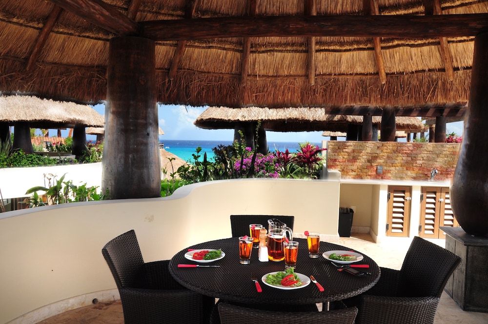 El Taj Oceanfront & Beachside Condo Hotel 64/74