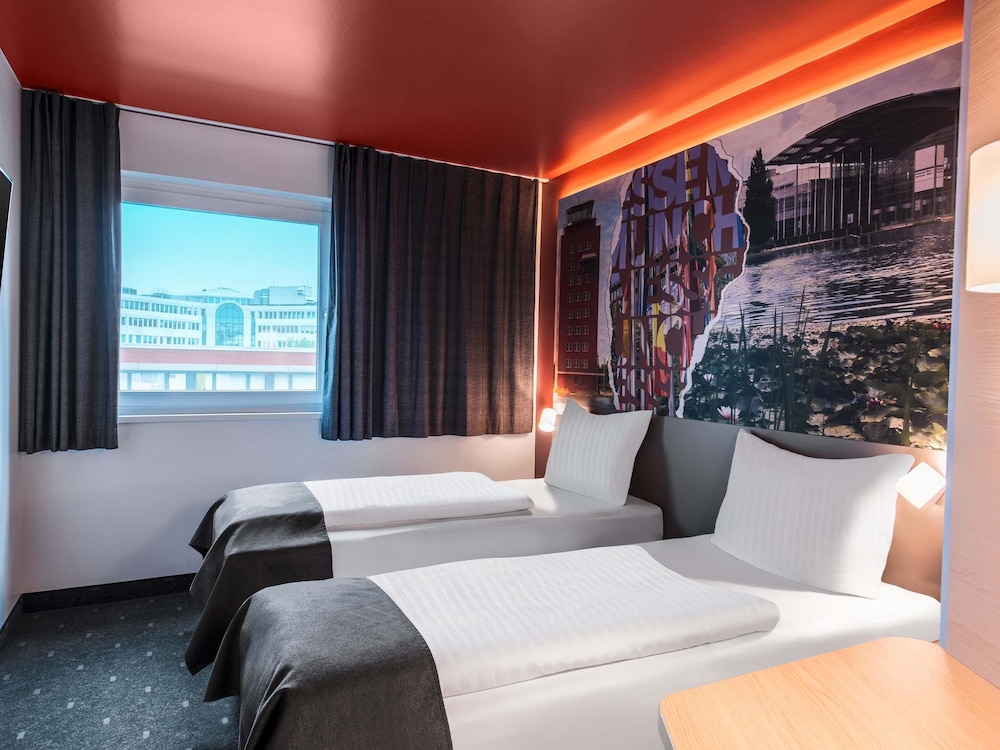 ROOM, TWIN BEDS