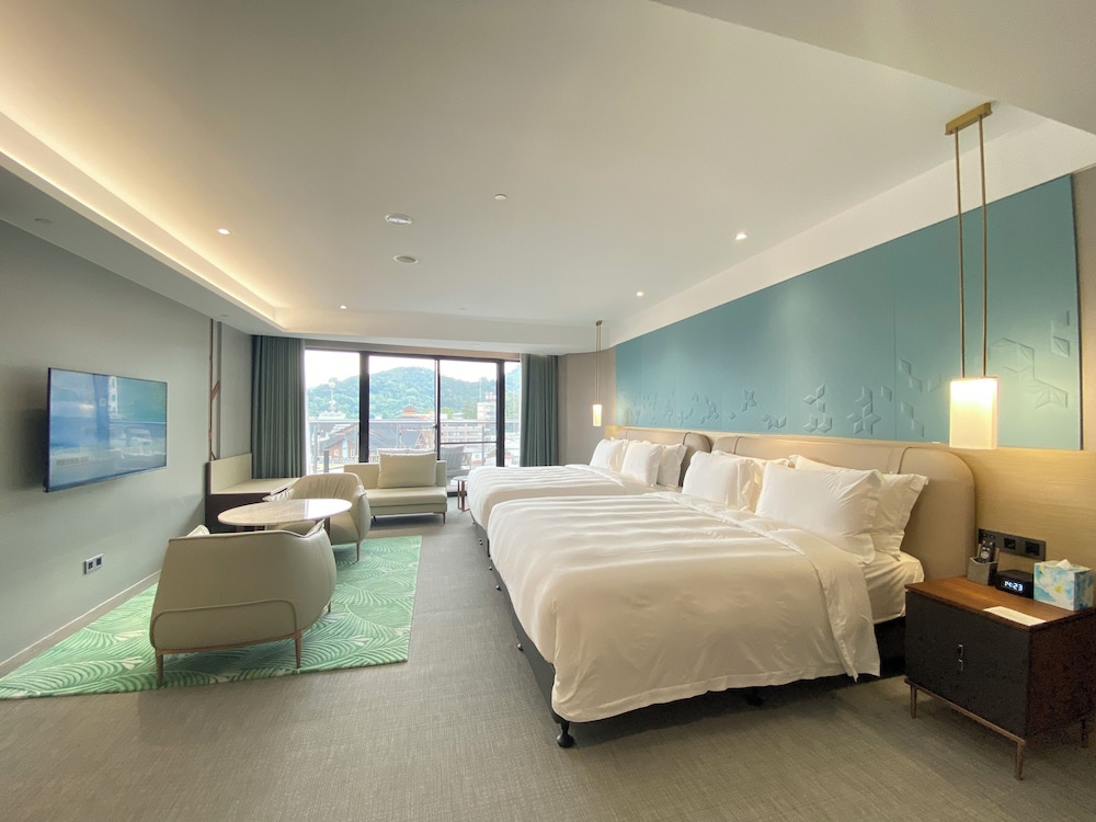 DELUXE, FAMILY, GRAND VIEW