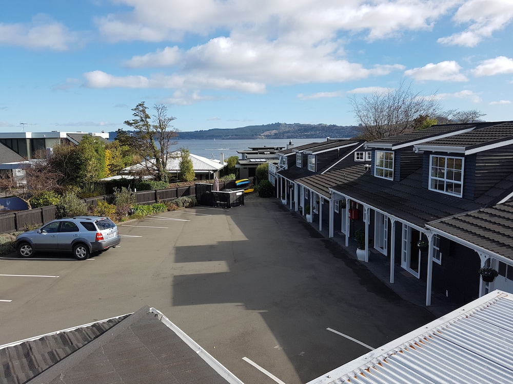 Cottage Mews Motel 62/72