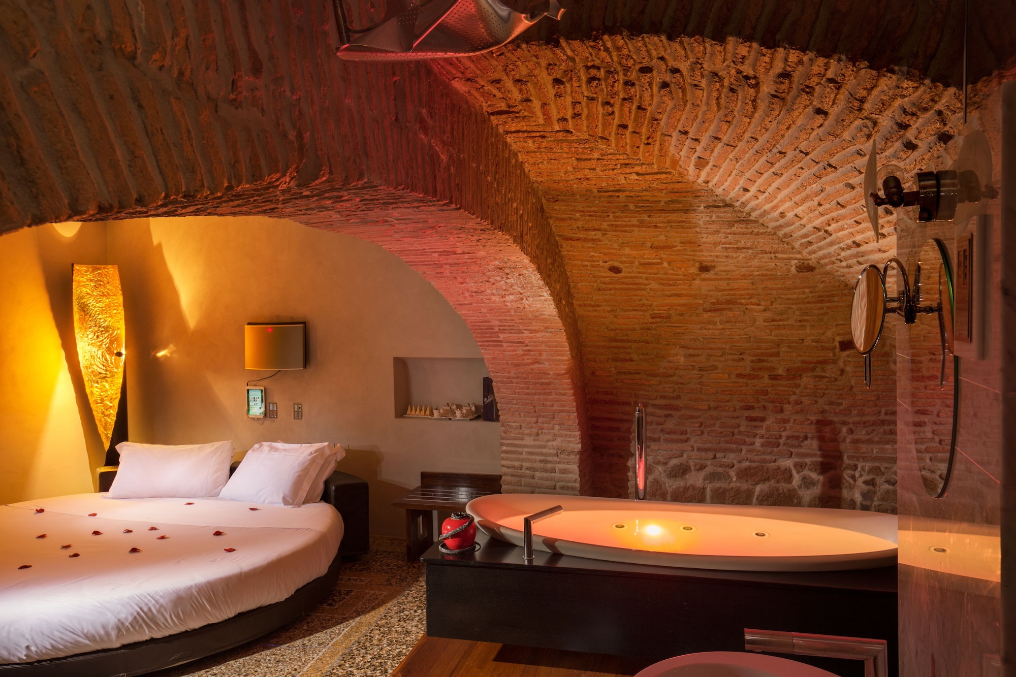 EXECUTIVE, SUITE