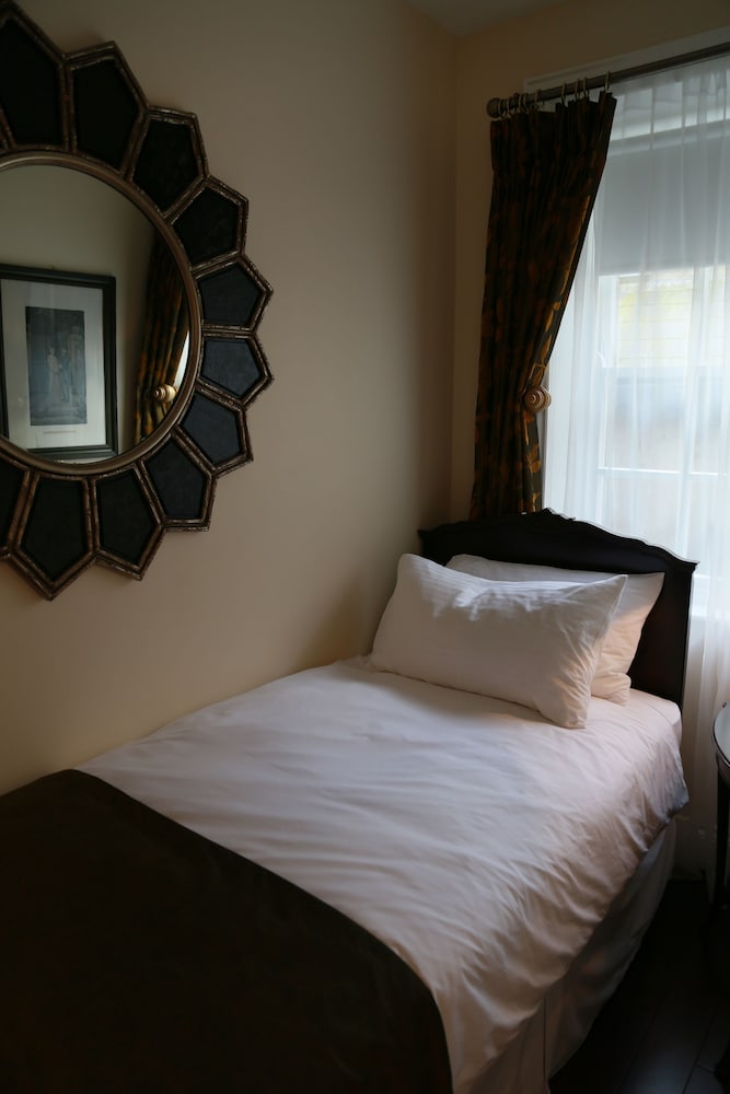 Number 8 The Townhouse 10/38