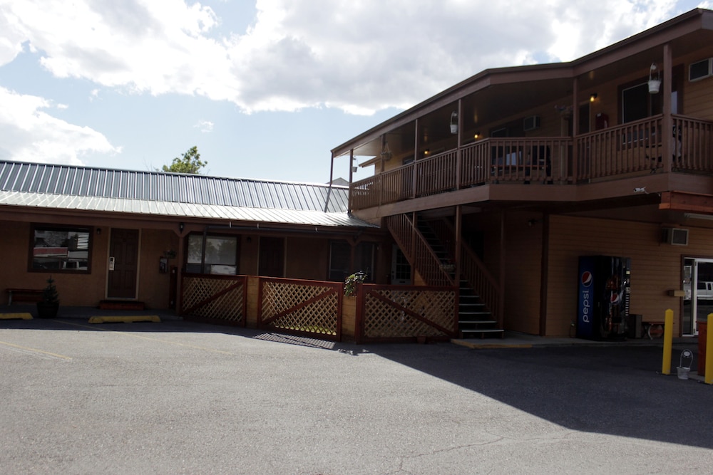 Country Motor Inn 52/64
