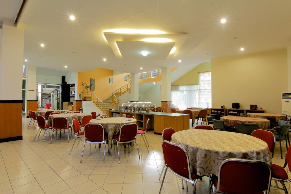 University Hotel 40/47