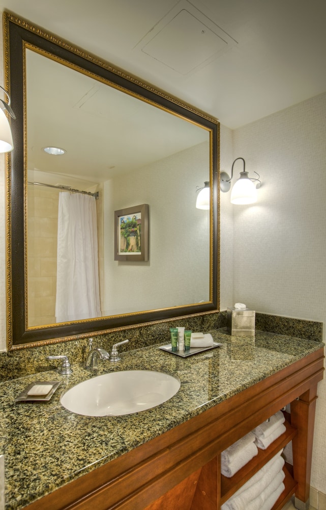 غرفة بسرير كينج في الطابق الأرضي، Doubletree by Hilton Raleigh Durham Airport at Research Triangle Park 3/3