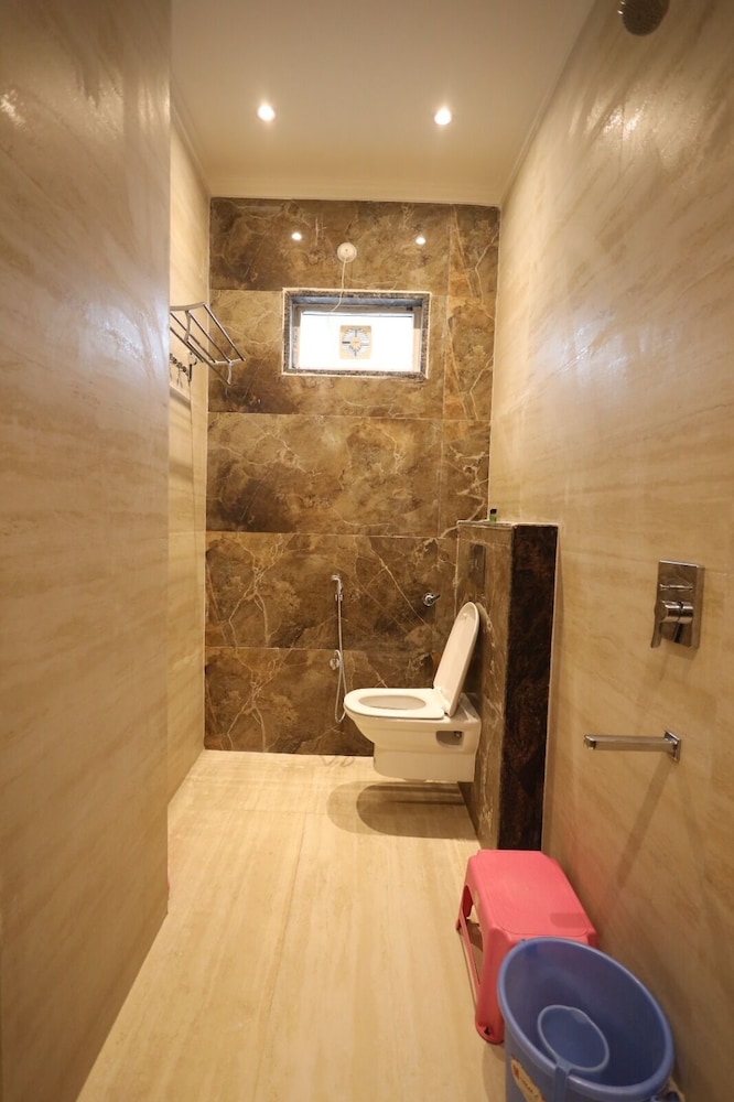Hotel The Paramont Delhi 42/50