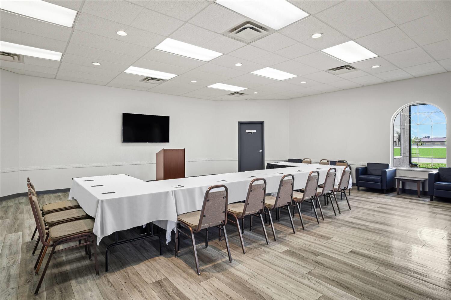 Days Inn & Suites by Wyndham Winkler 36/43