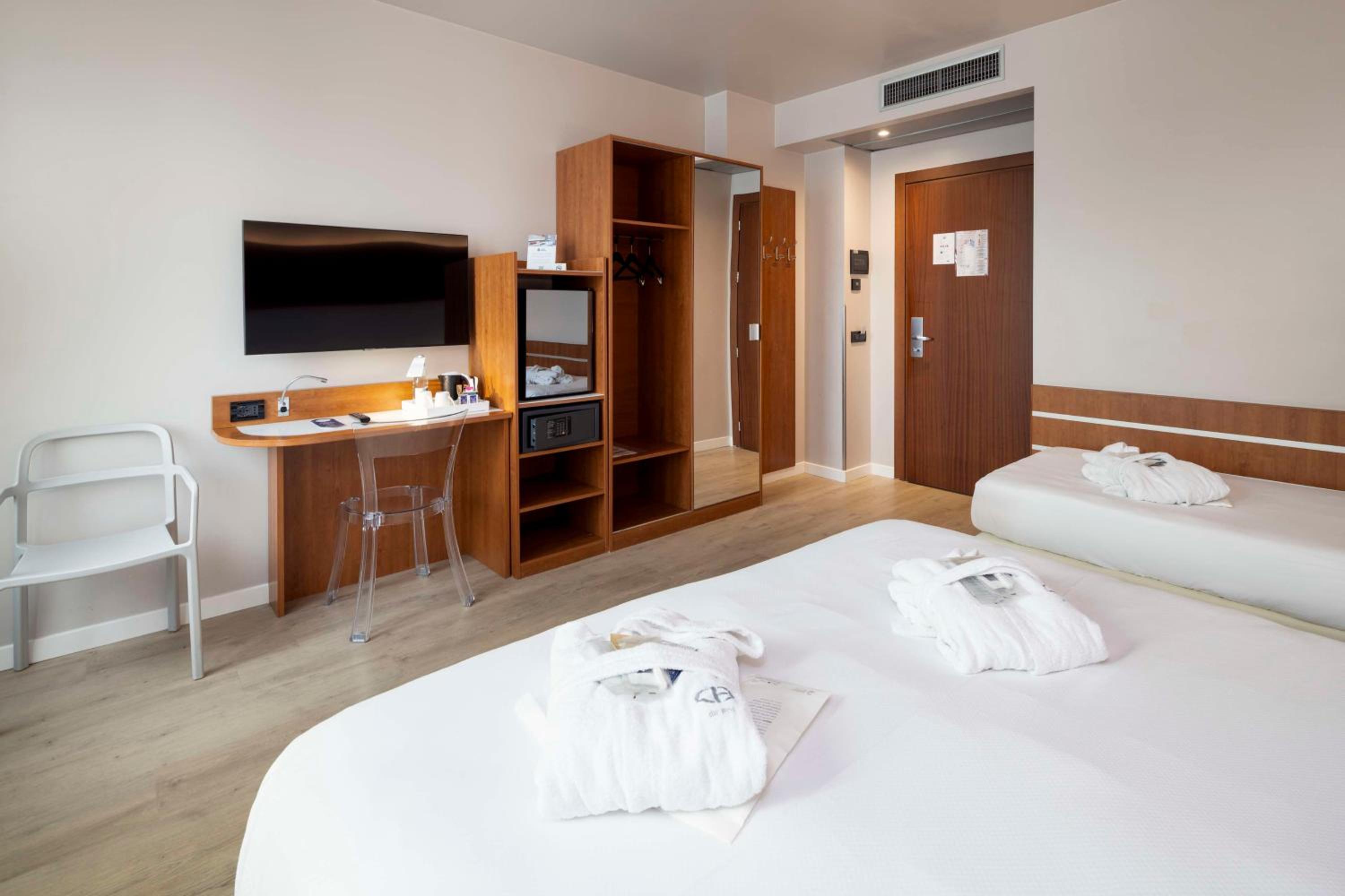 غرفة كومفورت ثلاثية بسرير فردي، Best Western Hotel Madison 5/8