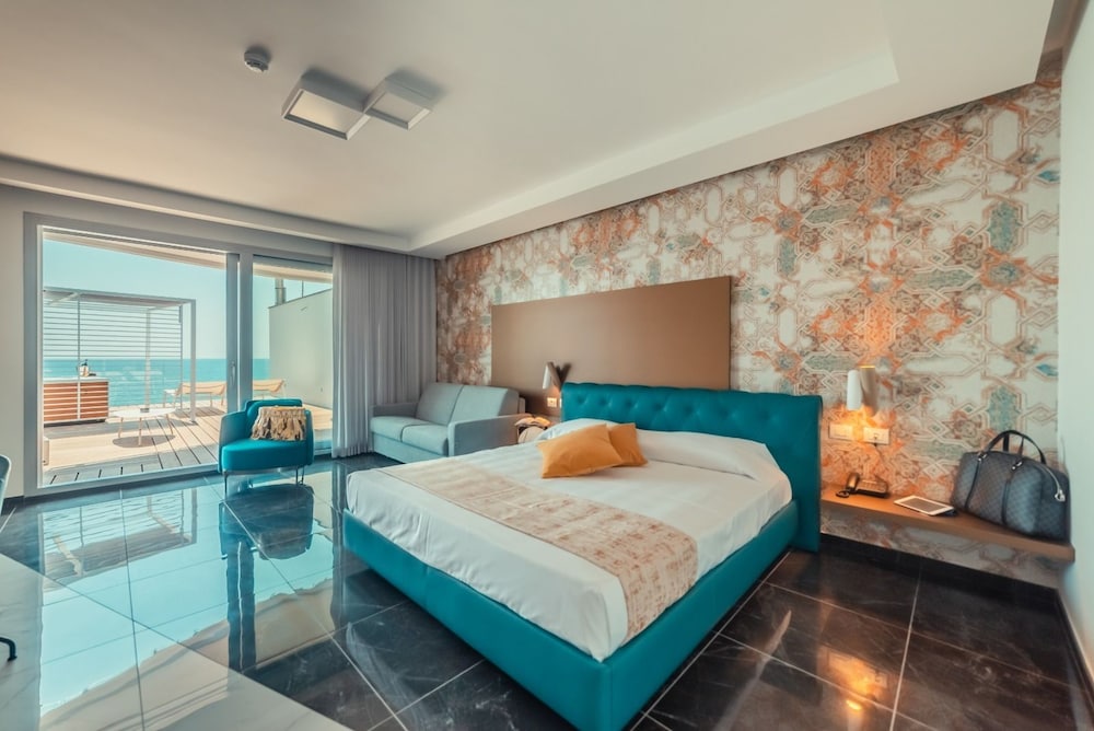 Nautilus Hotel 6/50