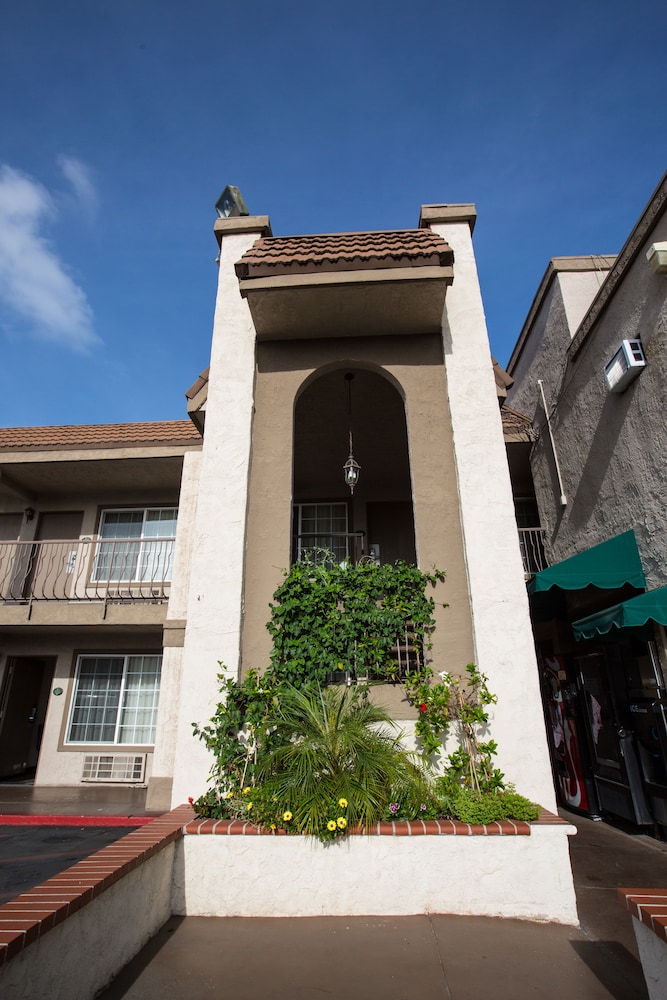 Queens Inn Anaheim 4/57
