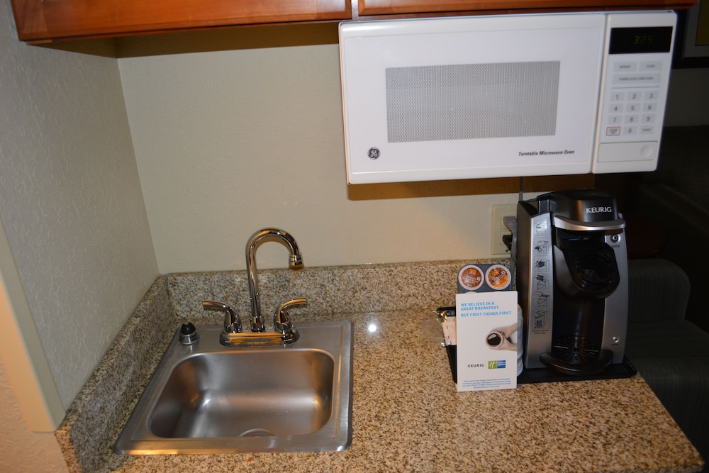 Holiday Inn Express Hotel And Suites Lancaster 62/72